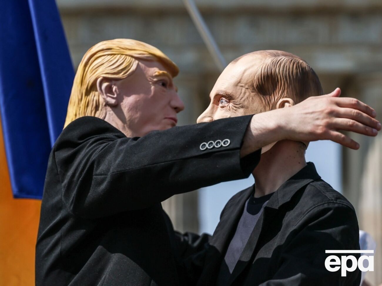 Історична зустріч Трампа й Путіна відбувається в розпал туристичного сезону на Алясці, що робить пошук житла і транспорту особливо складним, додає видання