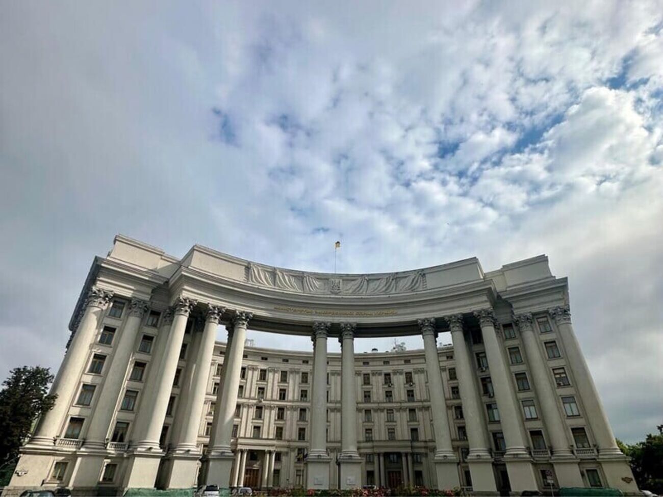 Консульский чиновник поддерживает контакт с местными правоохранительными органами, добавило министерство