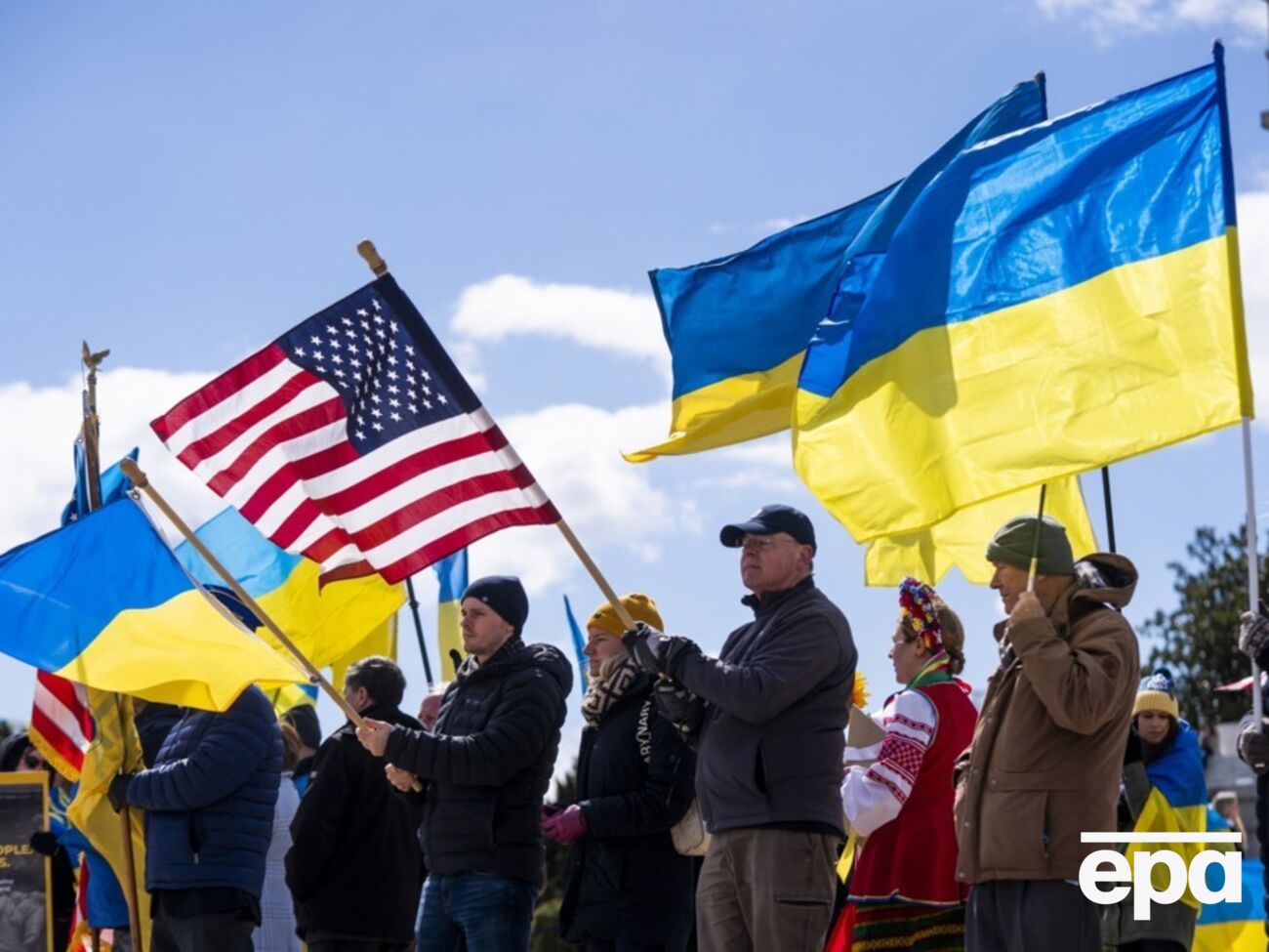 Те украинцы, которые прибыли в США до 16 августа 2023 года, все еще находятся под отдельной защитой, говорится в статье