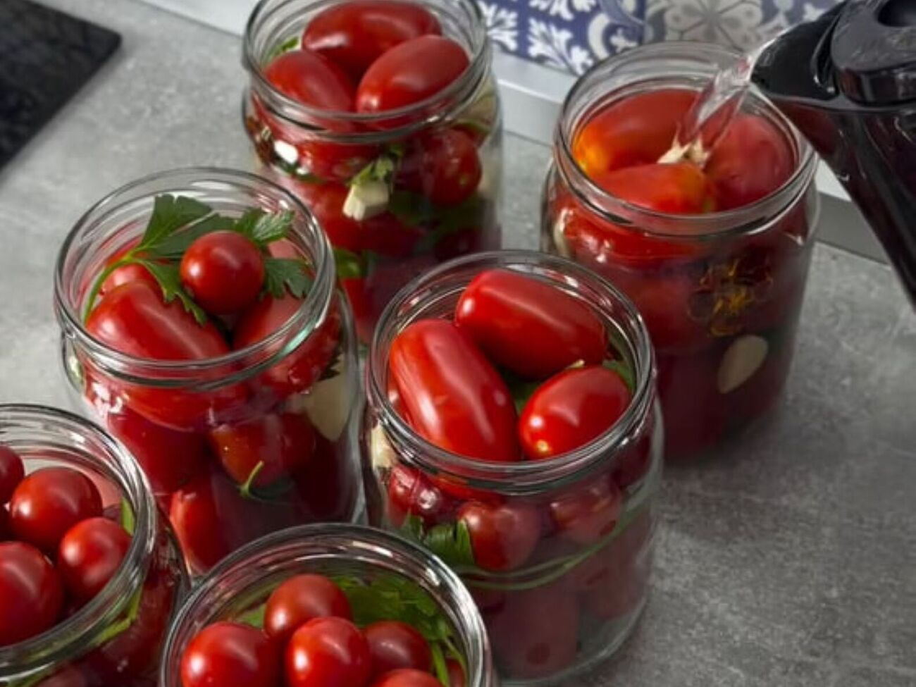 По этому рецепту банки с помидорами переворачивать не нужно