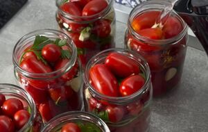 За цим рецептом банки з помідорами перевертати не потрібно