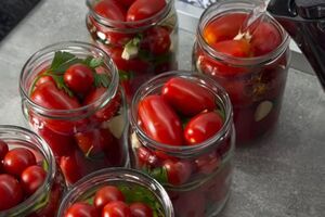 По этому рецепту банки с помидорами переворачивать не нужно