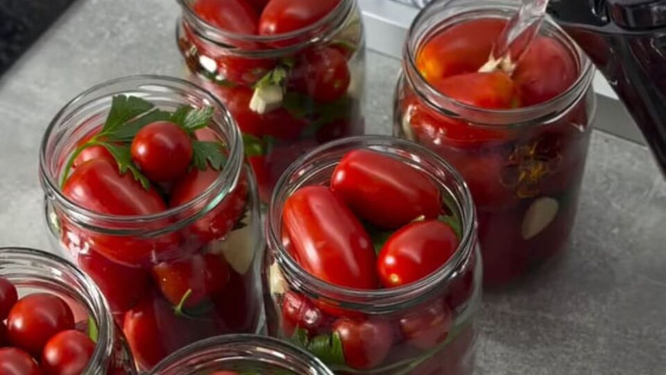 За цим рецептом банки з помідорами перевертати не потрібно