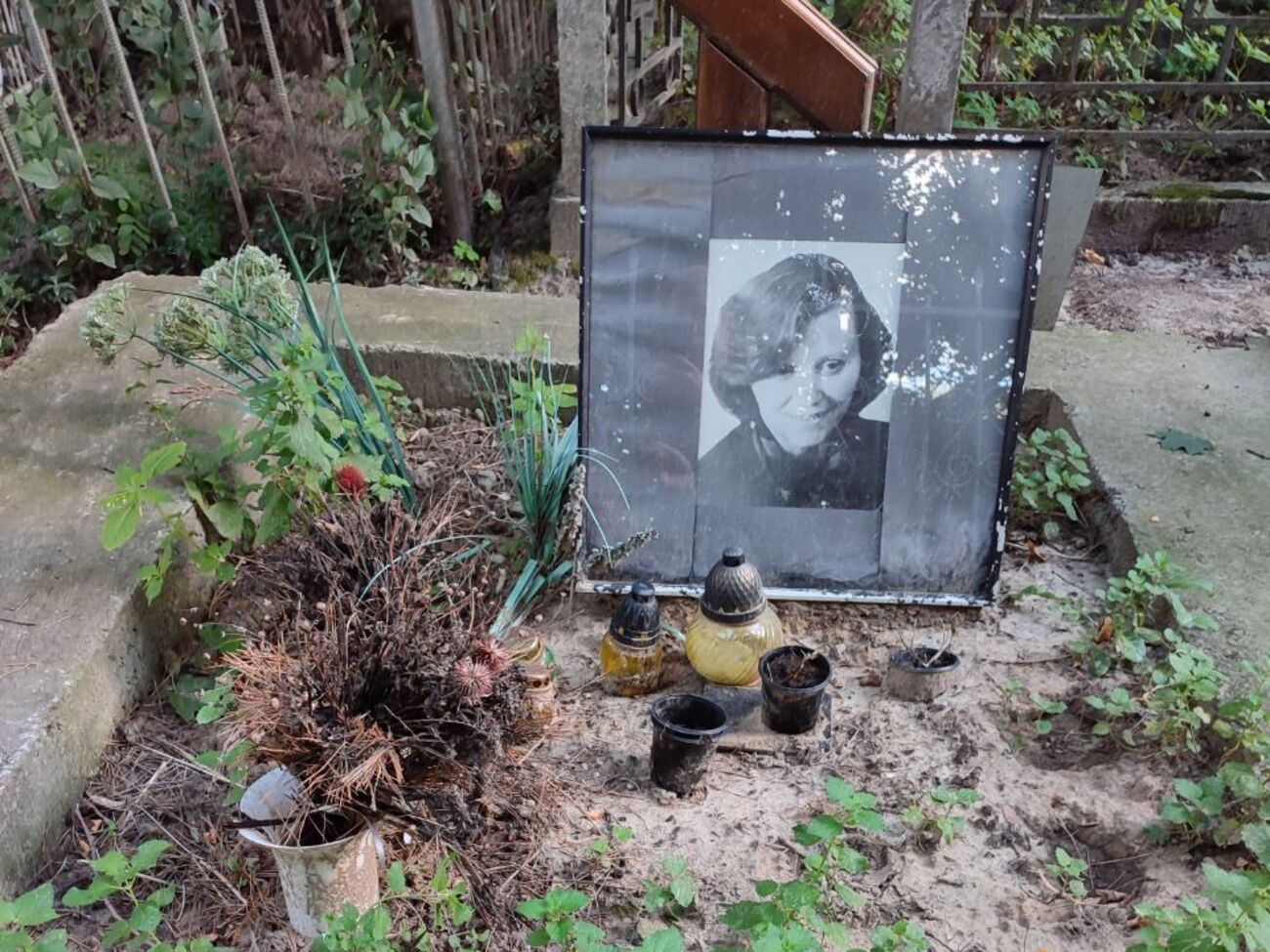 На могиле выдающейся художницы нет надгробия