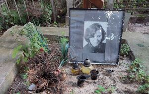 На могиле выдающейся художницы нет надгробия