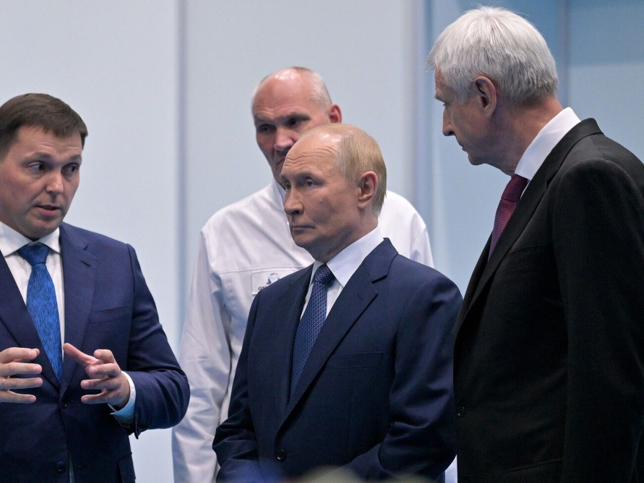 Пока не было сообщений о том, что Путин уже покинул Магадан, куда прибыл с рабочим визитом перед встречей с Трампом на Аляске