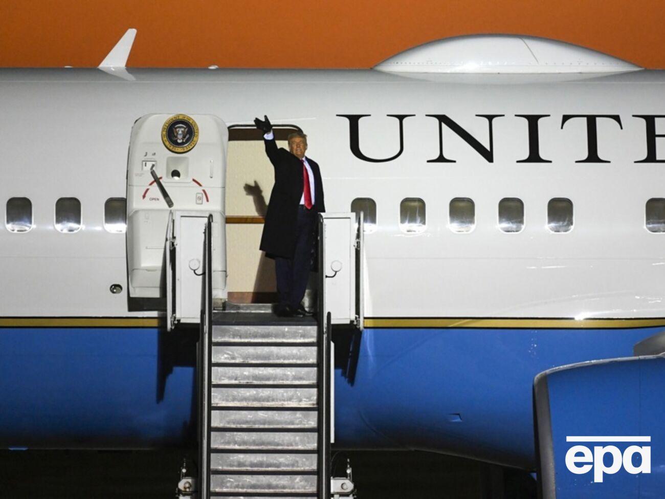 Самолет Трампа сел в Анкоридже