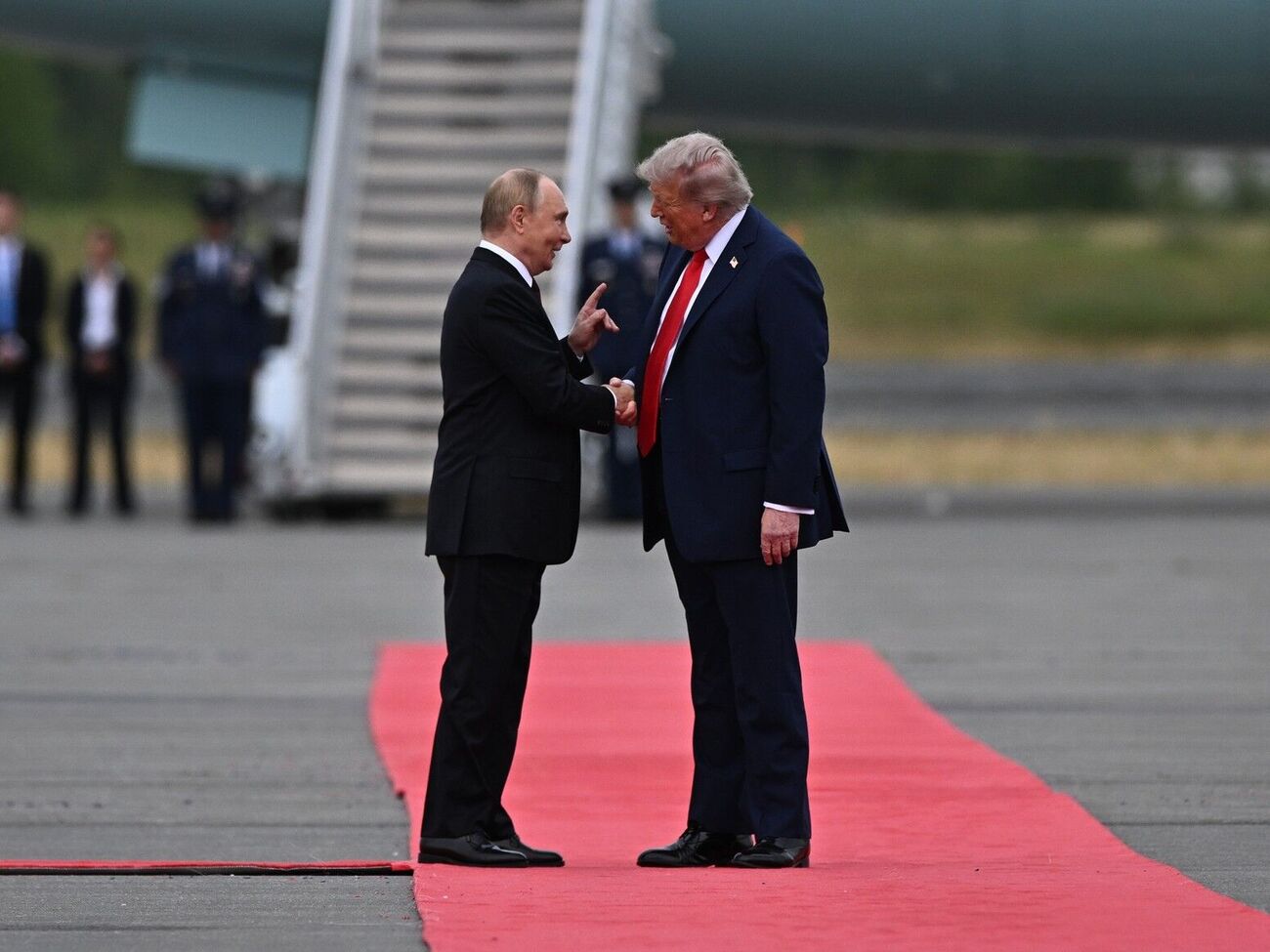 Трамп и Путин пожали друг другу руки