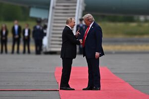 Трамп и Путин пожали друг другу руки
