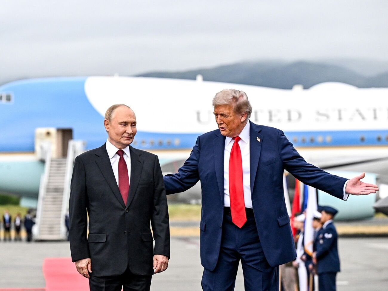 Путин и Трамп встретились на авиабазе