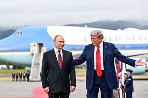 Путин и Трамп встретились на авиабазе