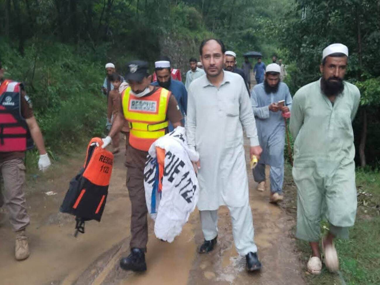 Экстренные службы пытаются доставить помощь и провести эвакуацию в горной провинции