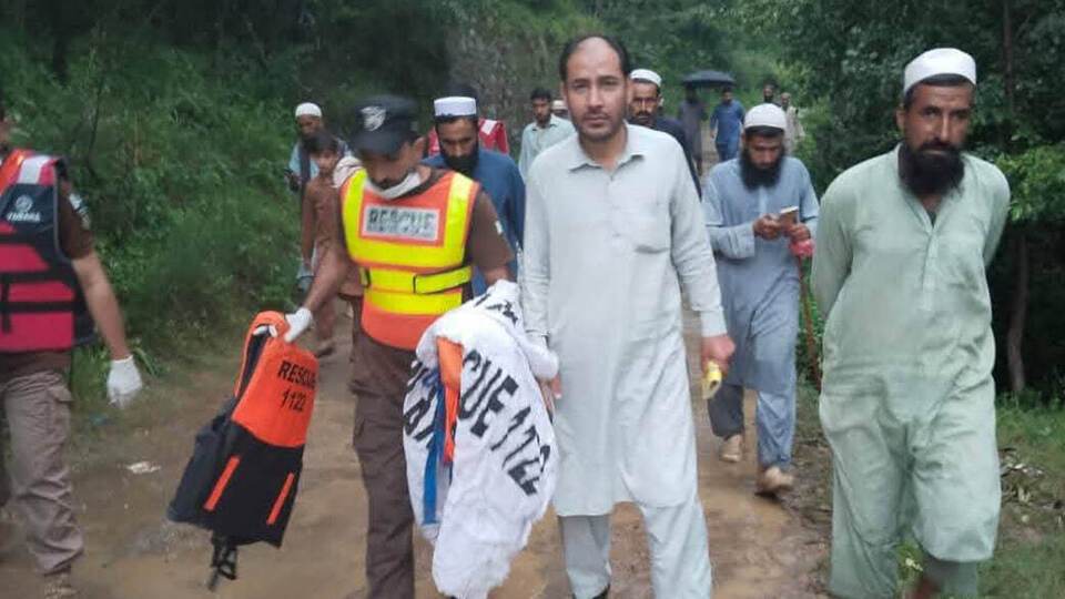 Экстренные службы пытаются доставить помощь и провести эвакуацию в горной провинции