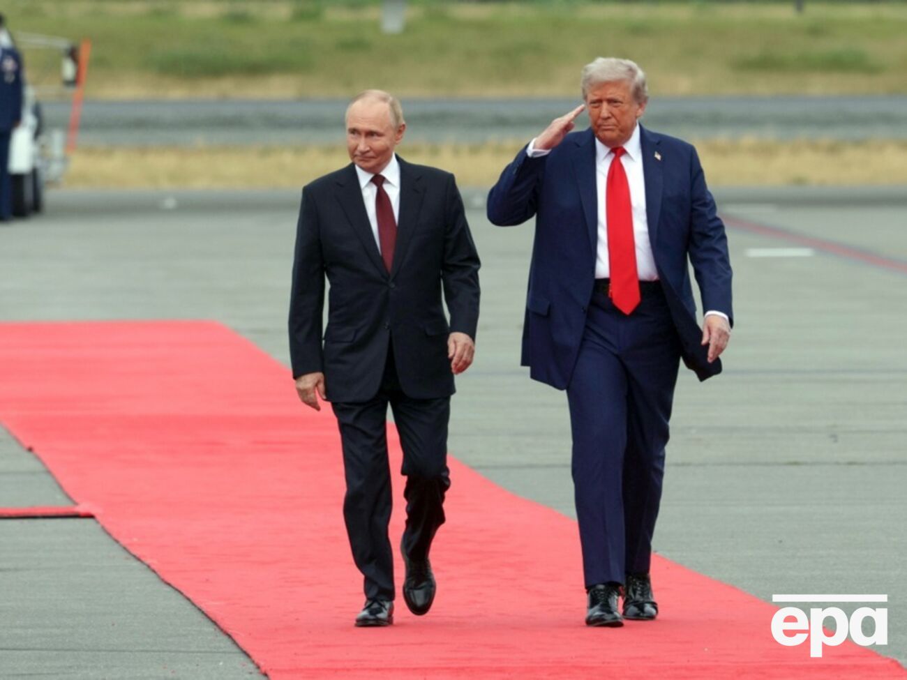 Трамп не ответил на вопросы журналистов – вероятно, ради Путина, отметил телеканал