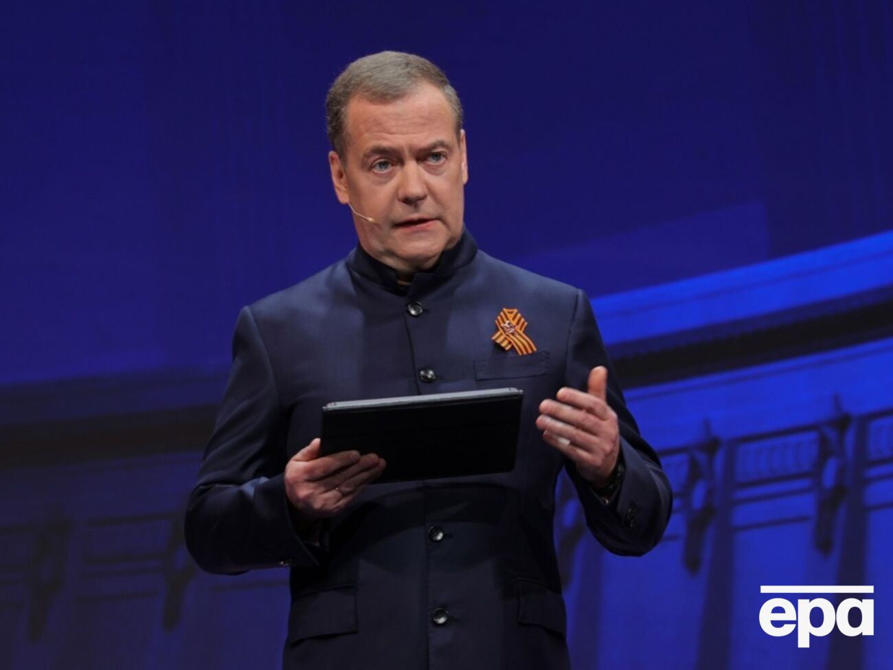 Медведев доволен, что США пошли на переговоры без прекращения огня