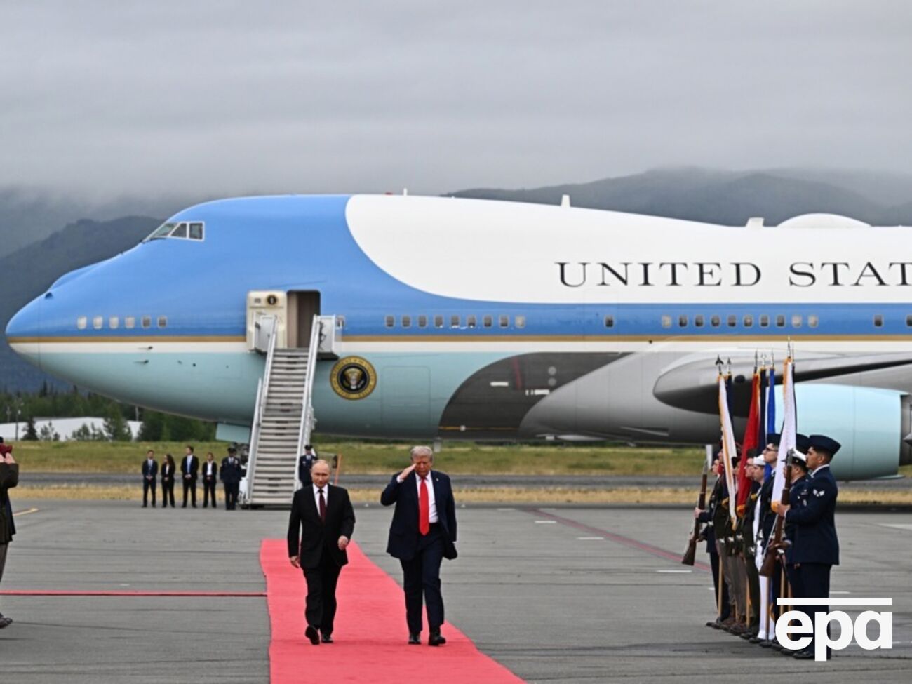 Путину на Аляске показали американские истребители