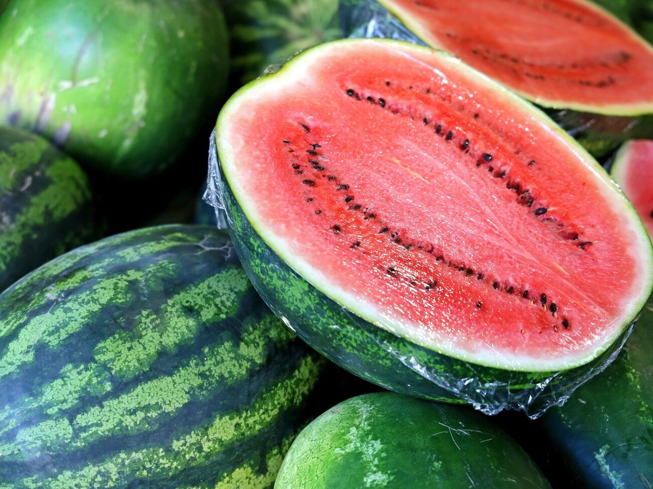 Кожура спелого арбуза должна быть матовой, а не блестеть