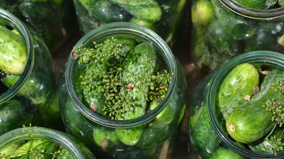 В маринад добавьте 200 мл уксуса