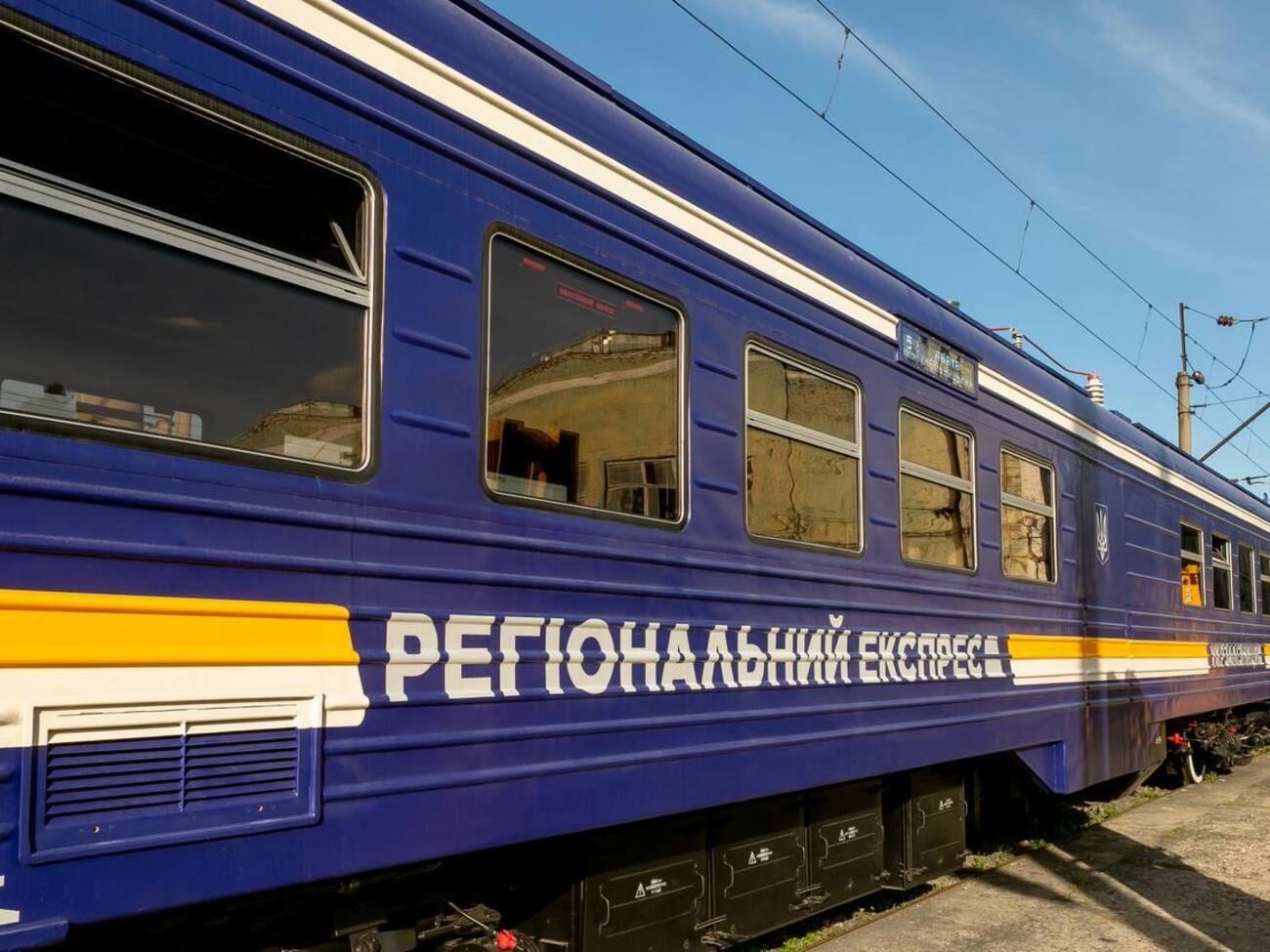 Піковий період перевезень триває і "Укрзалізниця" заявила, що їй надходить "багато питань"