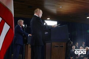 Белый дом назвал информацию журналистов об утечке данных о графике саммита на Аляске Трампа и Путина "смешной"