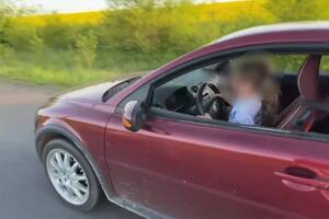 Отец объяснил суду, что сделал это "с целью научить дочь управлять автомобилем"