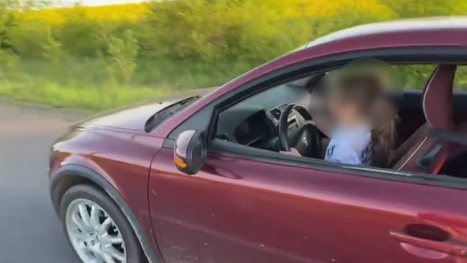 Отец объяснил суду, что сделал это "с целью научить дочь управлять автомобилем"