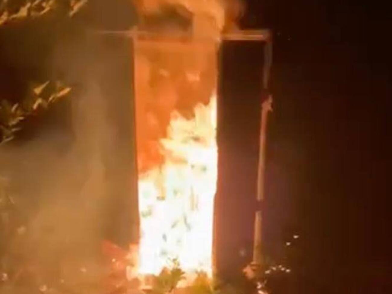 Движение поездов нарушили, что повлекло за собой сбои в доставке военных грузов и горюче-смазочных материалов, отметил "Атеш"