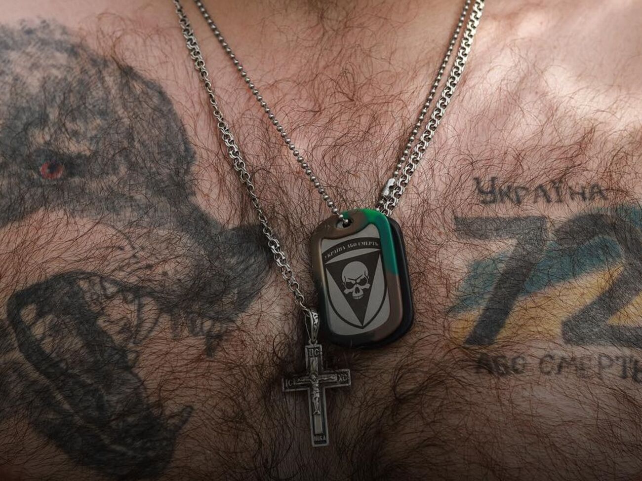 "Боятися не гріх". Українські військові показали свої патріотичні татуювання. Фоторепортаж