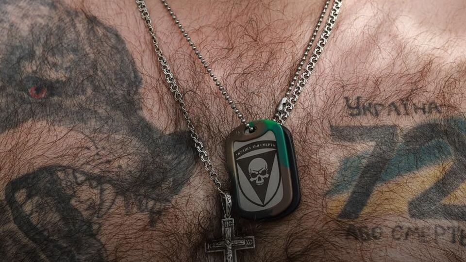 "Бояться не грех". Украинские военные показали свои патриотические татуировки. Фоторепортаж