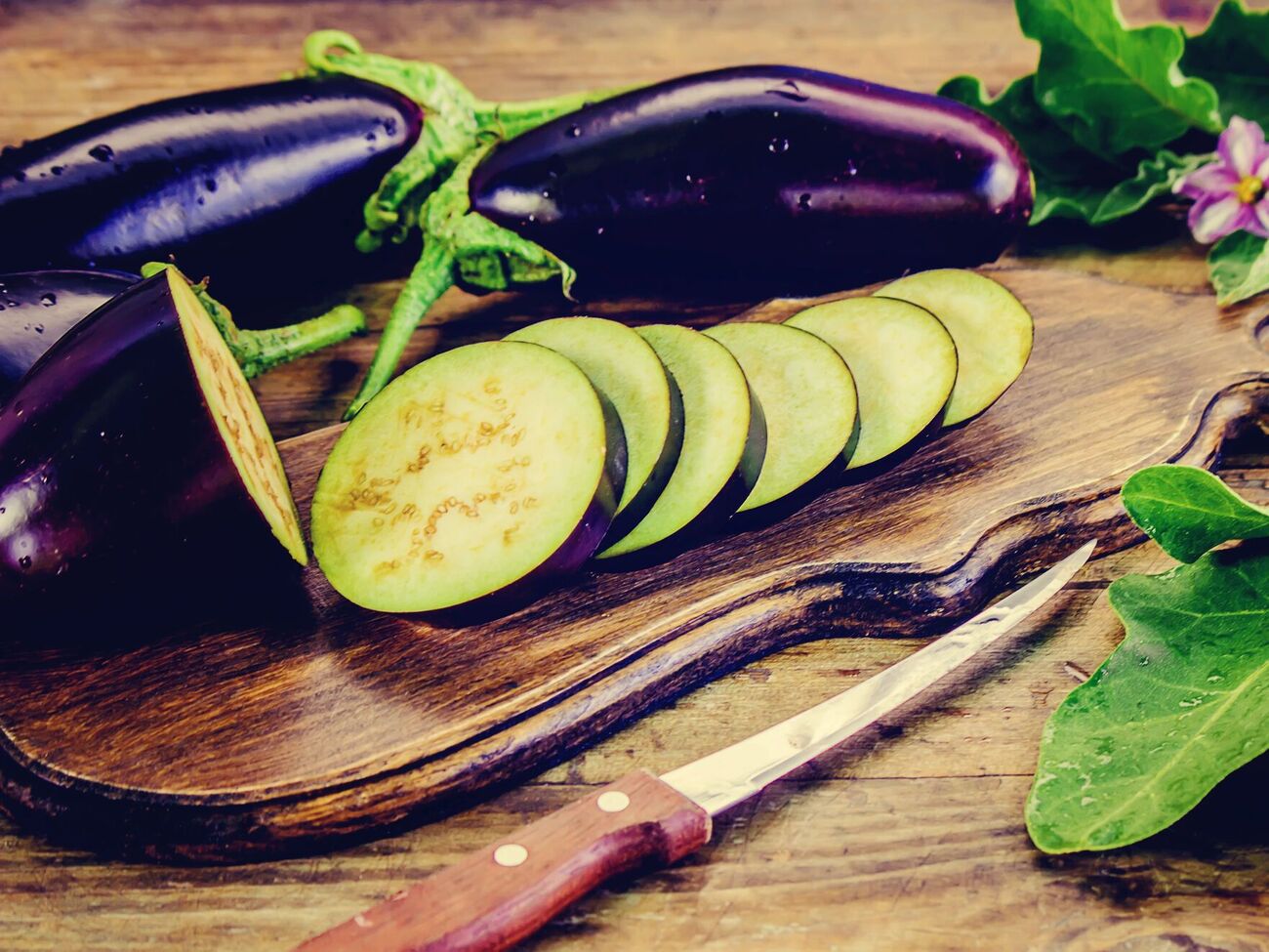 Баклажаны должны полежать в соленом растворе один час