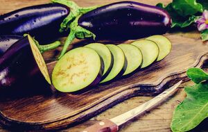 Баклажаны должны полежать в соленом растворе один час