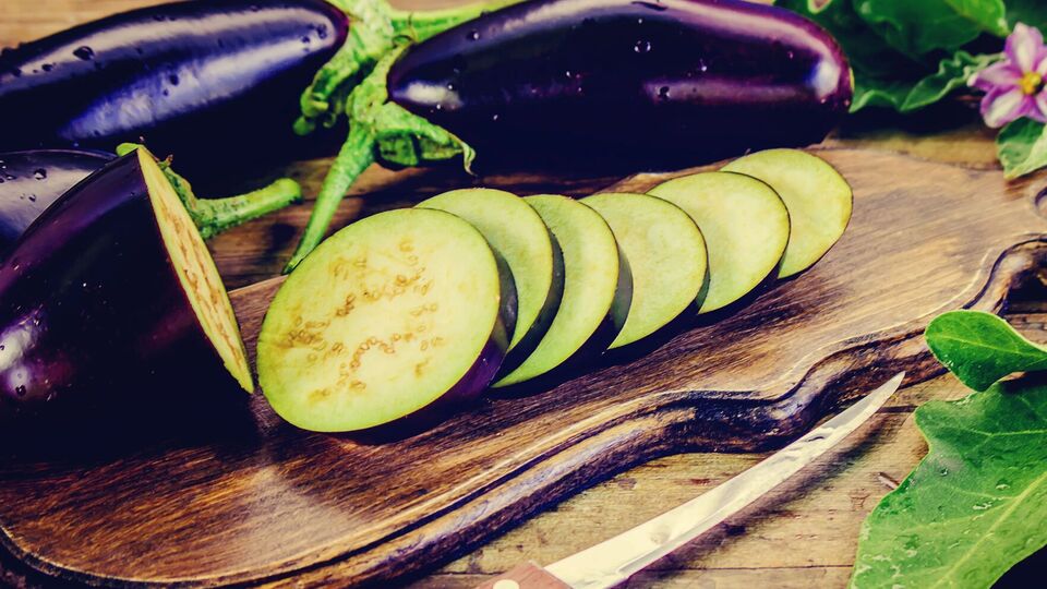 Баклажаны должны полежать в соленом растворе один час