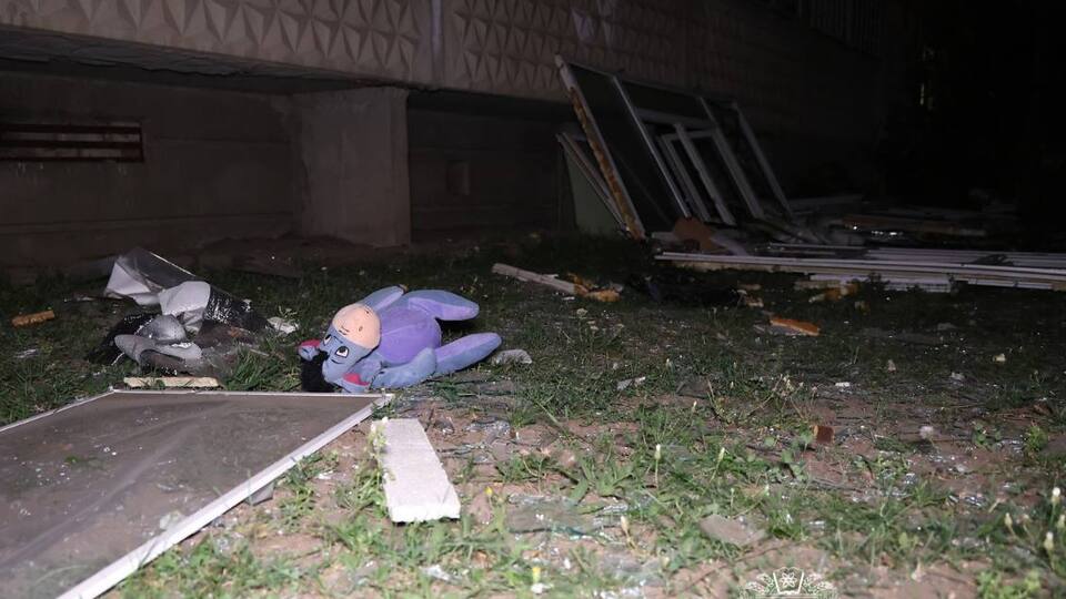 По предварительной информации, под завалами все еще находятся люди, их количество уточняется, отметил Терехов