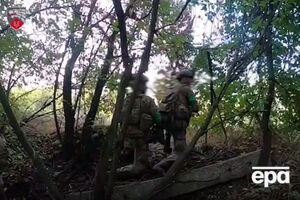 Українські воїни непомітно підійшли крізь хащі впритул до ворожих позицій і вийшли на близький контакт із противником