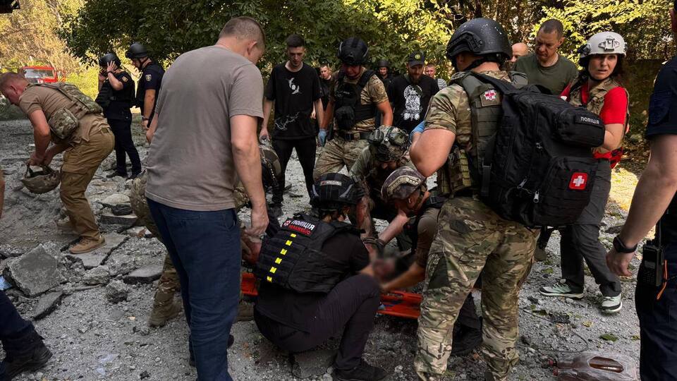 Умер мужчина, которого вытащили из провала в Запорожье
