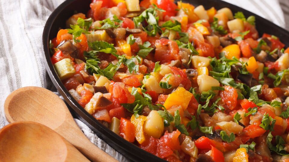 Рататуй подают теплым