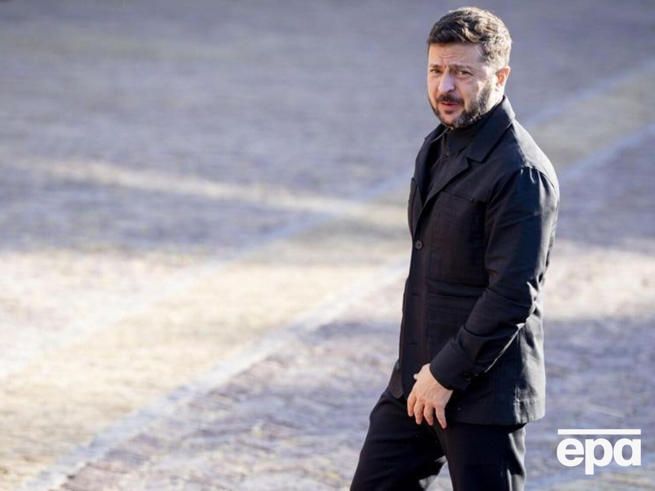 Саммит НАТО стал первым случаем с начала полномасштабного вторжения РФ в 2022 году, когда Зеленский надел пиджак в деловом стиле, напоминает СМИ