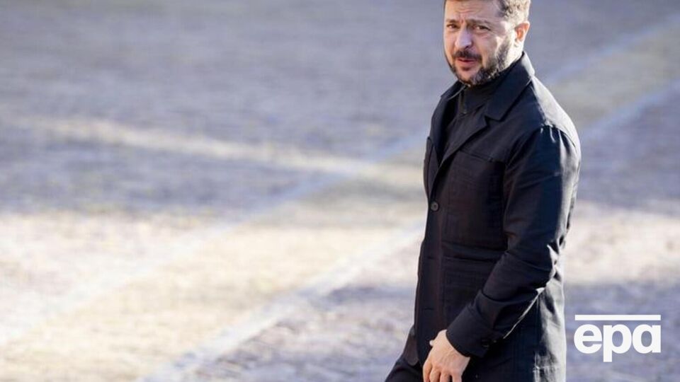 Саміт НАТО став першим випадком від початку повномасштабного вторгнення РФ 2022 року, коли Зеленський одягнув піджак у діловому стилі, нагадує ЗМІ