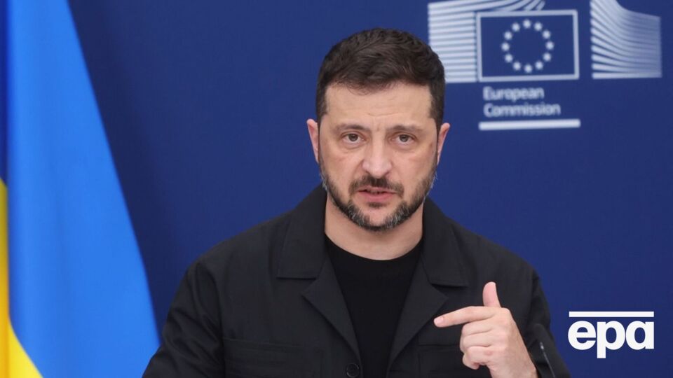 Зеленський після початку повномасштабного вторгнення РФ в Україну відмовився від костюмів, віддавши перевагу одягу у стилі мілітарі