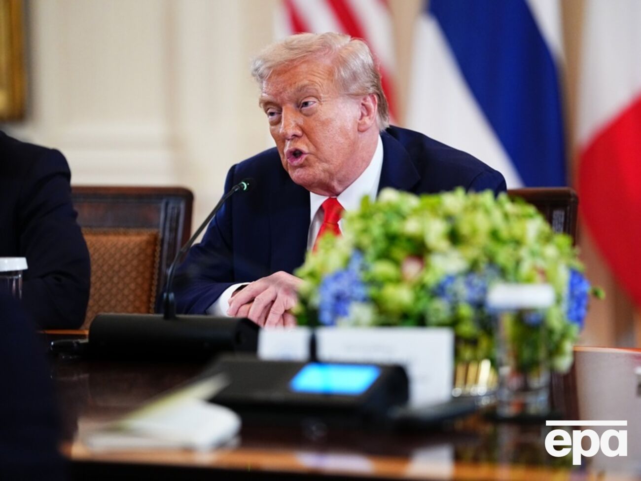 Трамп (на фото) заявил, что начал подготовку к встрече между Путиным и Зеленским