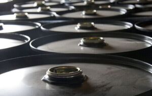 Сейчас по меньшей мере два танкера с нефтью Urals стоят у побережья Китая, подчеркнули авторы статьи