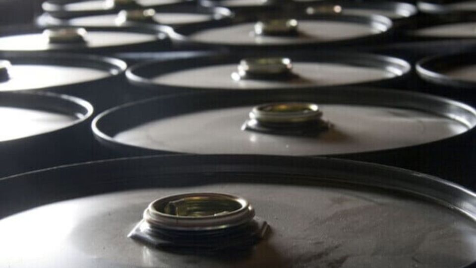 Сейчас по меньшей мере два танкера с нефтью Urals стоят у побережья Китая, подчеркнули авторы статьи