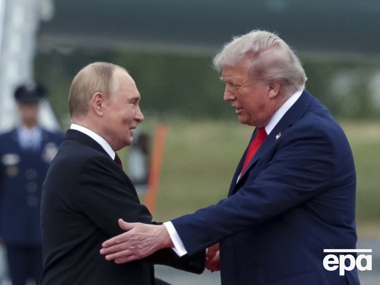 Трамп объяснил, что не видит ничего плохого в "теплых" отношениях с Путиным, ведь РФ, как и США, владеет ядерным оружием