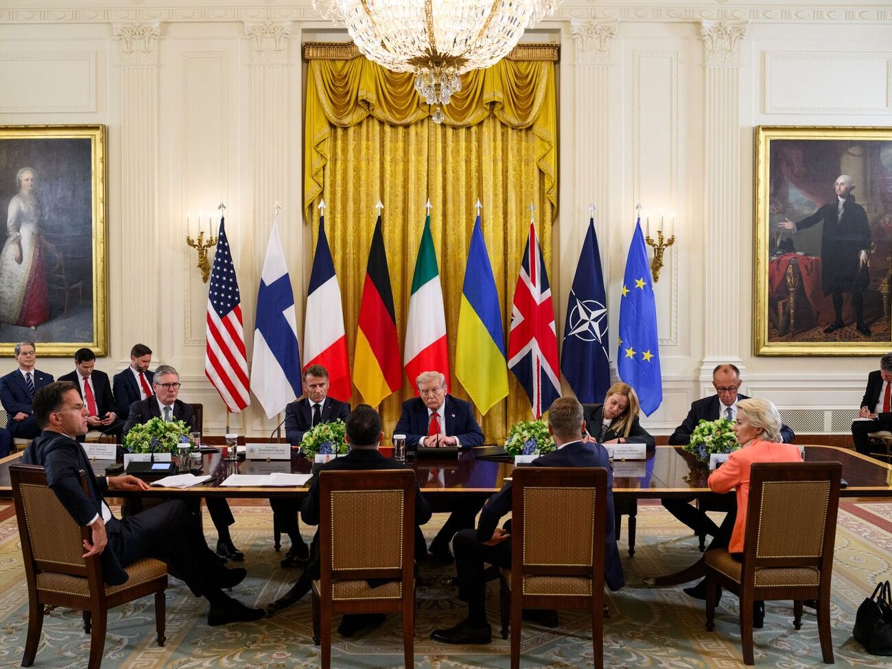 Трамп прервал разговор с лидерами, чтобы поговорить с Путиным, пишет СМИ