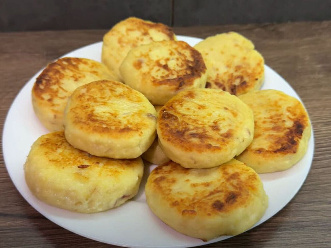 Сформируйте из теста сырники и обжарьте на сковороде с двух сторон до готовности