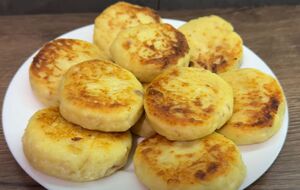 Сформируйте из теста сырники и обжарьте на сковороде с двух сторон до готовности