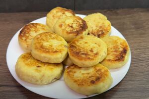 Сформируйте из теста сырники и обжарьте на сковороде с двух сторон до готовности