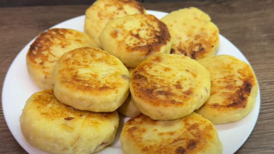 Сформируйте из теста сырники и обжарьте на сковороде с двух сторон до готовности