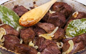 Сіль під час приготування м'яса, зокрема печінки, краще не додавати