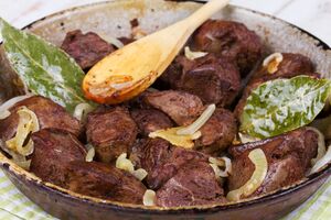 Сіль під час приготування м'яса, зокрема печінки, краще не додавати